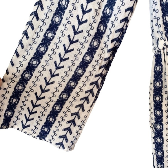 CUPCAKES AND CASHMERE Boho Navy White Embroidered Short Romper Size Medium - Picture 6 of 10